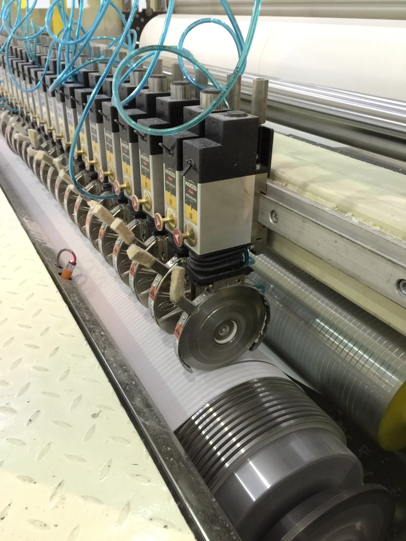 1800mm Tamamlanmış Jumbo Roll Kesme Makinesi İyi Verimlilikle Geri Dolaş 1