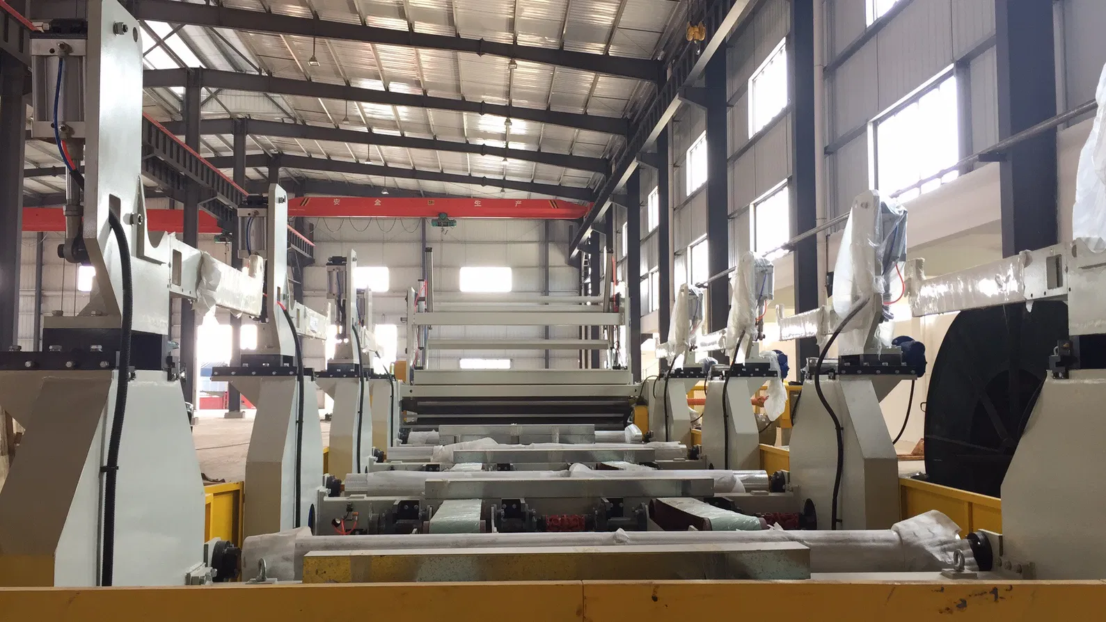 Hızlı ve doğru üretim için büyük çaplı 1500mm Yuvarlama Jumbo Roll Slitter Yuvarlama Makinesi 2