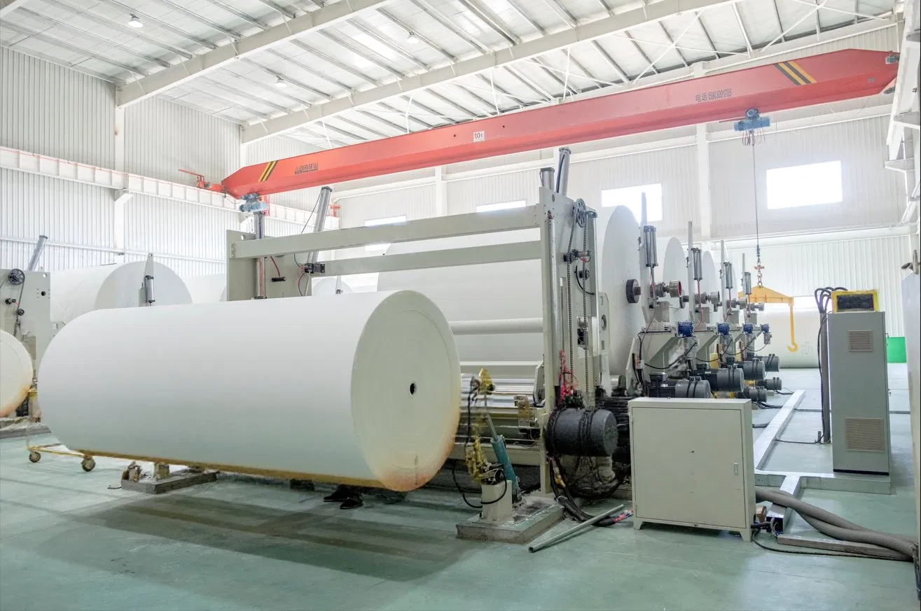 Hızlı ve doğru üretim için büyük çaplı 1500mm Yuvarlama Jumbo Roll Slitter Yuvarlama Makinesi 3